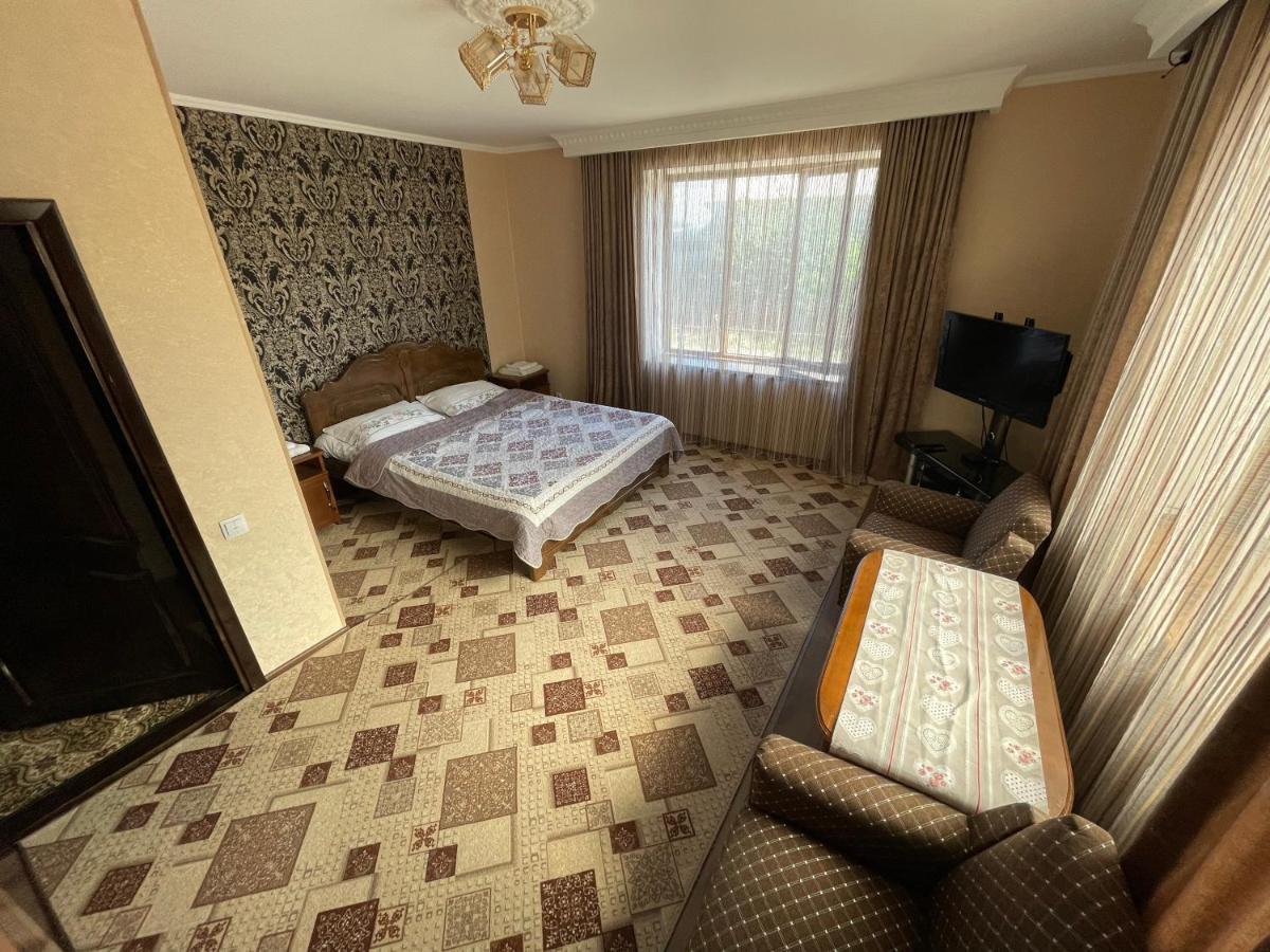 Guest House Eles Karakol Bagian luar foto