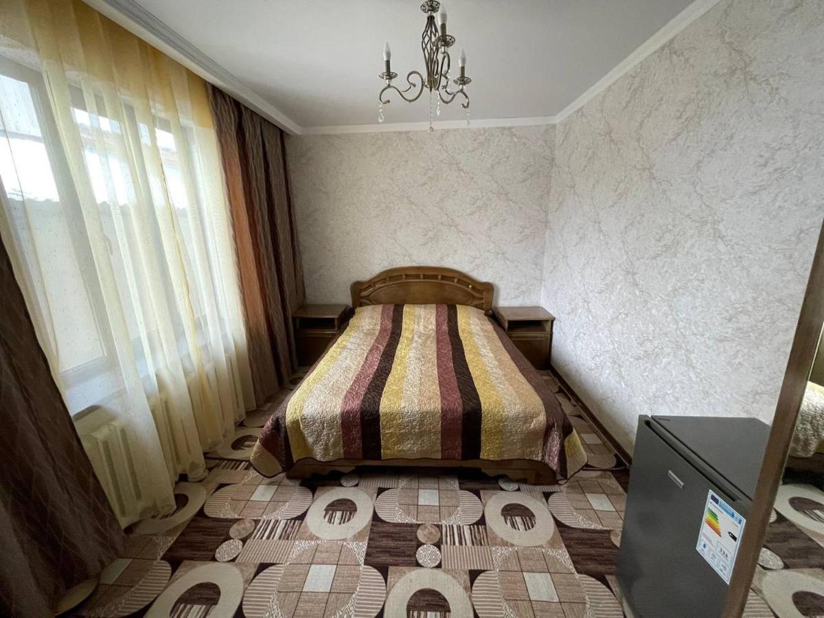 Guest House Eles Karakol Bagian luar foto